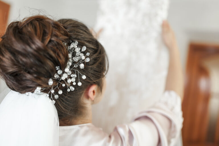 bride-dressing-up